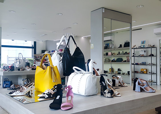 negozio di scarpe in zona